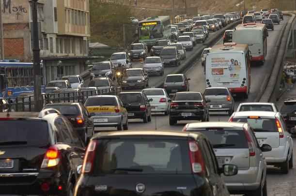 Tr�nsito sobre o elevado Castelo Branco mostra congestionamento intenso de veiculos na Regi�o Central de BH 