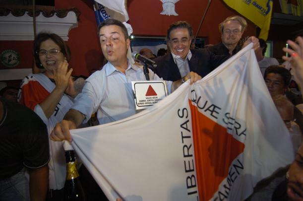 O governador Antonio Augusto Anastasia comemora a vitoria por conseguir se reeleger em primeiro turno nas eleições deste ano. A comemoração foi em frente ao comitê do partido na avenida Afonso Pena - Jackson Romanelli/EM/D.A Press O governador Antonio Augusto Anastasia comemora a vitoria por conseguir se reeleger em primeiro turno nas eleições deste ano. A comemoração foi em frente ao comitê do partido na avenida Afonso Pena - Jackson Romanelli/EM/D.A Press