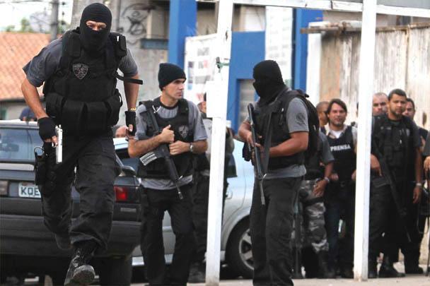 Policiais militares, federais, civis e agentes das Forças Armadas invadiram na manhã deste domingo o Complexo do Alemão, um conjunto de favelas, na Zona Norte do Rio de Janeiro - REUTERS/Sergio Moraes