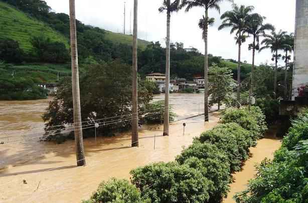 Chuva alaga ruas e avenidas em Ponte Nova