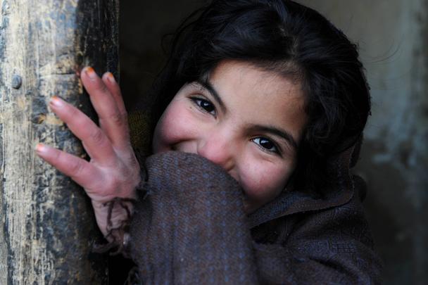 Uma menina afegã é fotografada na parte velha de Cabul, Afeganistão  - TOPSHOTS AFP PHOTO/ Qais Usyan 