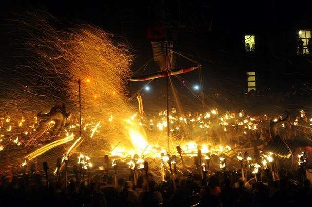 O Festival anual de Up Helly Aa Festival, nas Ilhas Shetland - Reino Unido - lembra as origens vikings dos antigos moradores do local - Andy Buchanan / AFP