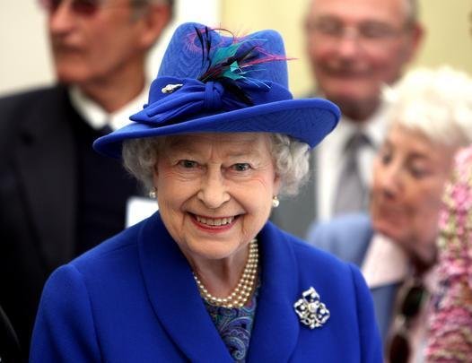 A rainha Elizabeth II completa oficialmente nesta segunda-feira 60 anos no trono brit�nico, com um dia marcado por uma agenda normal de trabalho e � espera dos grandes festejos previstos para a primavera, mas com uma mensagem de agradecimento aos s�ditos do Reino Unido e da Commonwealth (Comunidade Brit�nica) - AFP PHOTO / POOL / CHRIS RADBURN