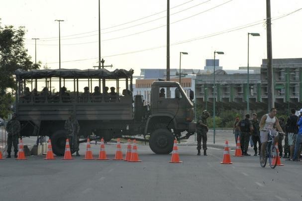Soldados do Ex�rcito observam manifeta��o de policiais militares em greve  - Marcello Casal Jr./ABr
