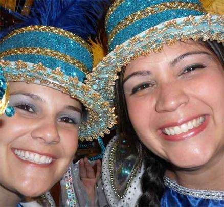 C�nthia  no carnaval  em BH durante desfile pela escola Chame Chame.

''S� alegria e vontade de vencer'' [ C�nthia Rosas de Oliveira]
 - 