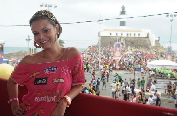 A atriz Milena Toscano no camarote da Contigo - Agnews