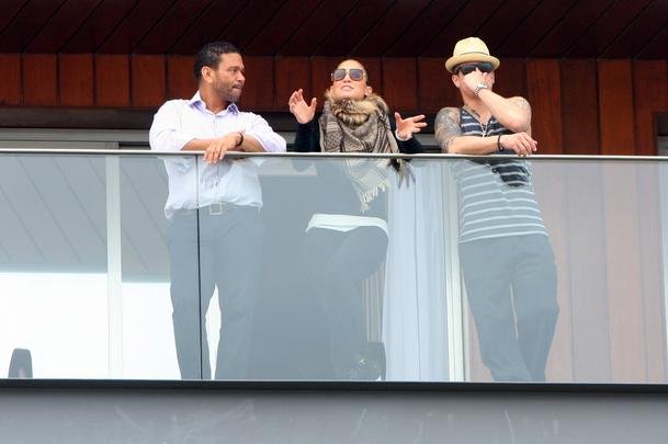 Jennifer Lopez apareceu na sacada do hotel Fasano, no Rio, onde est� hospedada com o namorado, o dan�arino Casper Smart. e acenou para os f�s - Agnews