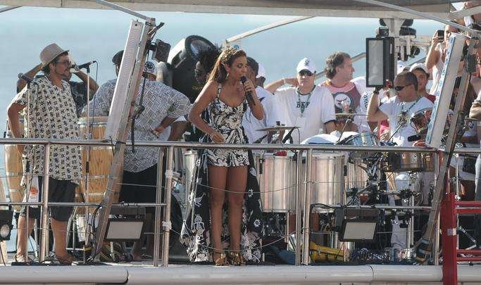 Ivete Sangalo, Cl�udia Leite, Chiclete com Banana se apresentaram novamente na folia baiana. Aline Rosa fez sua estreia  - Agnews