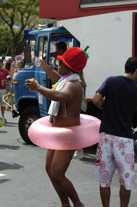 Milhares de pessoas ca�ram na folia em S�o Jo�o Del Rey. Teve at�  jato d'�gua pra refrescar os foli�es - Renato Weil/EM/DA Press