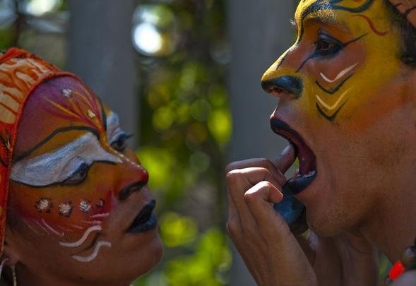 Nessa Segunda-feira, milhares de foli�es lotaram as ruas de Barranquilla - AFP