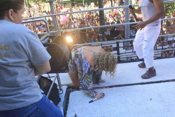 A cantora caiu em um buraco do trio el�trico e ralou a perna durante a apresenta��o na tarde desta ter�a-feira, no carnaval de Salvador - Agnews
