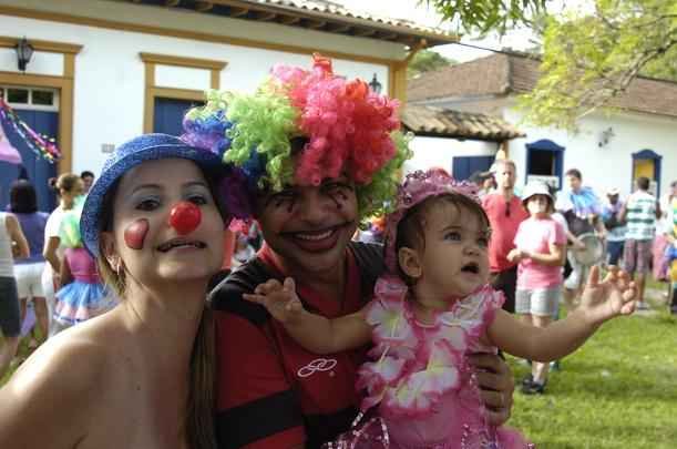 Milhares de foli�es se fantasiaram para acompanhar os blocos carnavalescos em Tiradentes  - Renato Weil/EM/D.A.Press