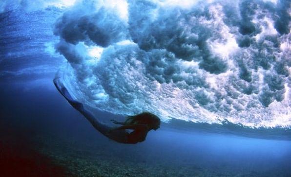 Hannah Fraser é uma australiana de 36 anos que trabalha como sereia. Modelo e ativista do meio ambiente, atualmente ela visita os mares de vários países para ser fotografada como forma de atrair a atenção para a defesa dos oceanos - Divulgação / http://www.hannahfraser.com
