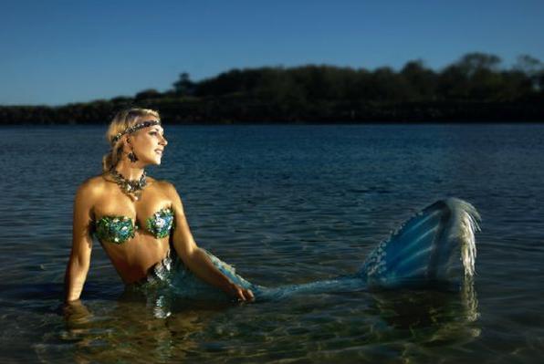 Hannah Fraser é uma australiana de 36 anos que trabalha como sereia. Modelo e ativista do meio ambiente, atualmente ela visita os mares de vários países para ser fotografada como forma de atrair a atenção para a defesa dos oceanos  -  Divulgação / http://www.hannahfraser.com