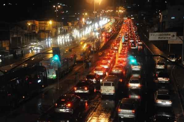 BH vive mais uma noite de trânsito caótico