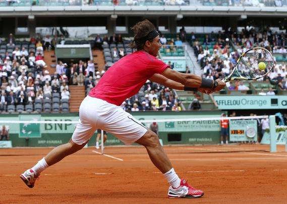 O tenista espanhol devolve o servi�o durante a semifinal do Aberto de Roland Garros com o seu compatriota, David Ferrer - afp