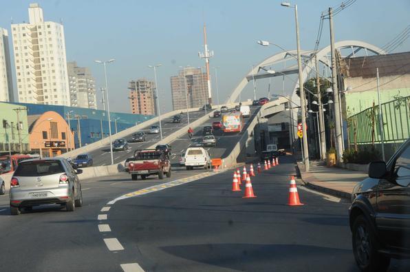 Está liberado o trânsito no viaduto do Boulevard Arrudas, entre as ruas Espinosa e Paraguaçu, no Bairro Carlos Prates, na Região Noroeste de Belo Horizonte. O elevado é uma das alternativas para desafogar o trânsito na região. Faixas de pano estão instaladas para orientar motoristas. A alça tem extensão de 439 metros, com três faixas de trânsito em cada sentido, totalizando 22,4 metros de largura e área total de 9.834 metros quadrados - Paulo Filgueiras/EM DA Press