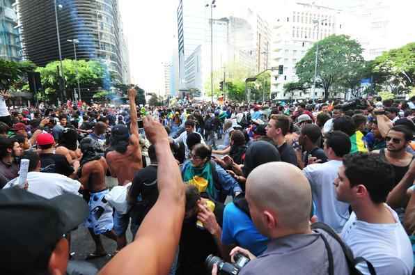 Confusão entre manifestantes termina com quatro pessoas presas na Afonso Pena - Alexandre Guzanshe/EM/D.A Press