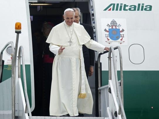 Papa Francisco desembarca no aeroporto do Galeão, no Rio de Janeiro - REUTERS/Pilar Olivares