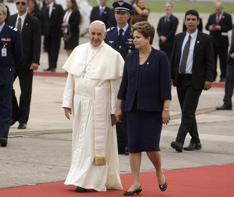 Presidente Dilma Rousseff recebe o Papa Francisco após desembarque no Galeão, no Rio de Janeiro - REUTERS/Pilar Olivares 