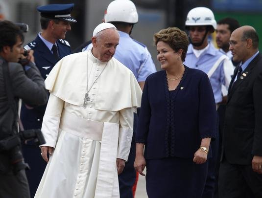 Presidente Dilma Rousseff recebe o Papa Francisco após desembarque no Galeão, no Rio de Janeiro - REUTERS/Pilar Olivares 