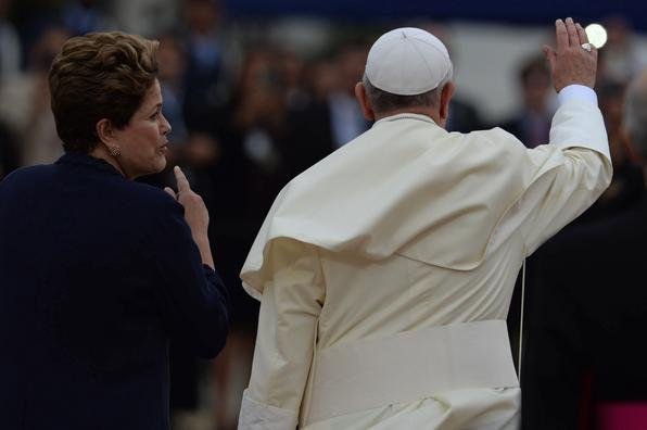Ao lado da presidente Dilma Rousseff, Papa Francisco acena no Galeão -  AFP PHOTO / YASUYOSHI CHIBA 