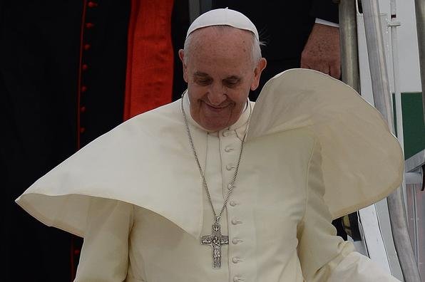 Papa Francisco desembarca no aeroporto do Galeão, no Rio de Janeiro  - AFP PHOTO / YASUYOSHI CHIBA 