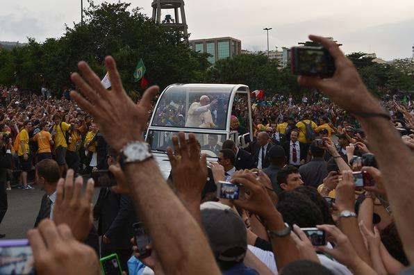 Papa Francisco desfila em carro aberto pelas ruas do Rio de Janeiro - AFP PHOTO / GABRIEL BOUYS