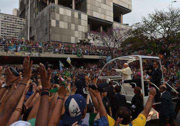 Papa Francisco desfila em carro aberto pelas ruas do Rio de Janeiro - AFP PHOTO / GABRIEL BOUYS 