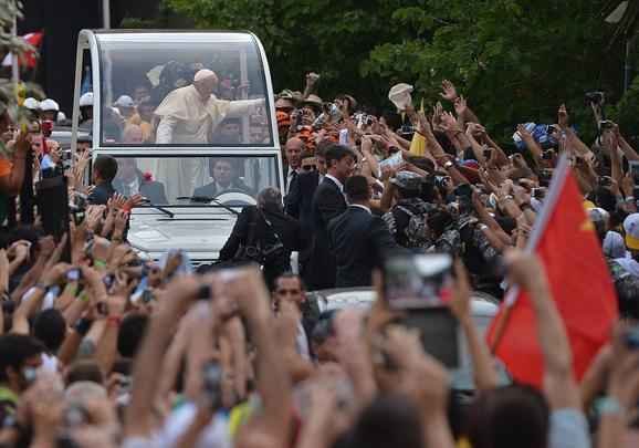 Papa Francisco desfila em carro aberto pelas ruas do Rio de Janeiro - AFP PHOTO / GABRIEL BOUYS 