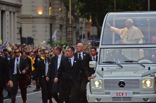 Papa Francisco desfila em carro aberto pelas ruas do Rio de Janeiro - CHRISTOPHE SIMON / AFP