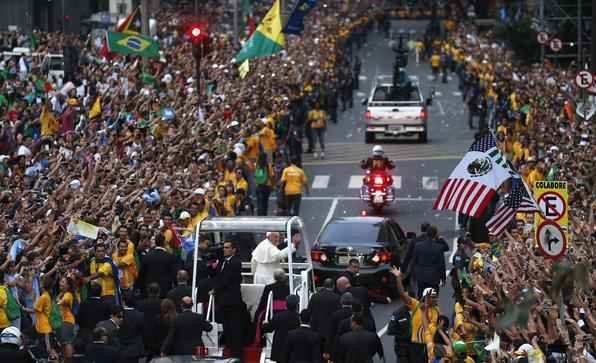 Papa Francisco desfila em carro aberto pelas ruas do Rio de Janeiro - REUTERS/Stefano Rellandini 