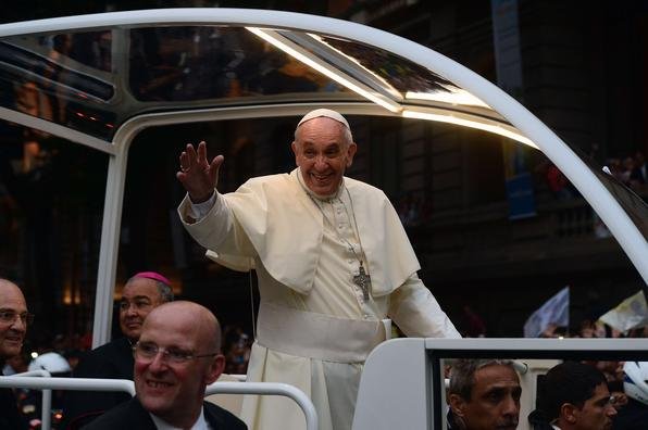 Papa Francisco desfila em carro aberto pelas ruas do Rio de Janeiro - AFP PHOTO / CHRISTOPHE SIMON 