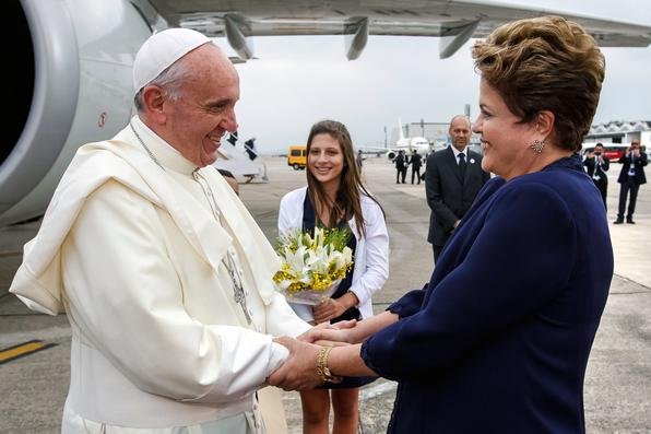 Papa Francisco cumprimenta a presidente Dilma Rousseff na base aérea do Galeão - AFP PHOTO/PRESIDENCIA - Roberto Stuckert FILHO