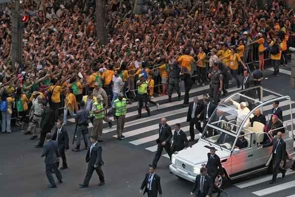 Papa Francisco desfila em carro aberto pelas ruas do Rio de Janeiro - ARI VERSIANI