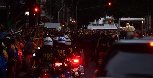 Polícia faz escolta do Papa durante desfile em carro aberto no Rio de Janeiro - CHRISTOPHE SIMON