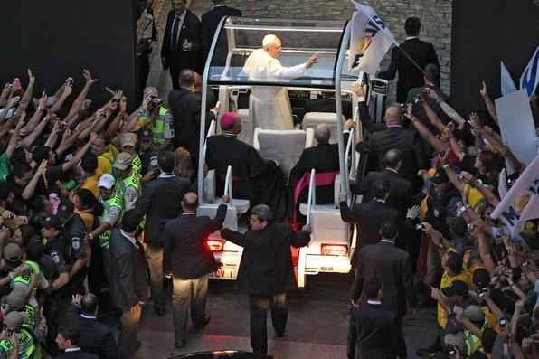Papa Francisco desfila em carro aberto pelas ruas do Rio de Janeiro - AFP PHOTO / ARI VERSIANI 