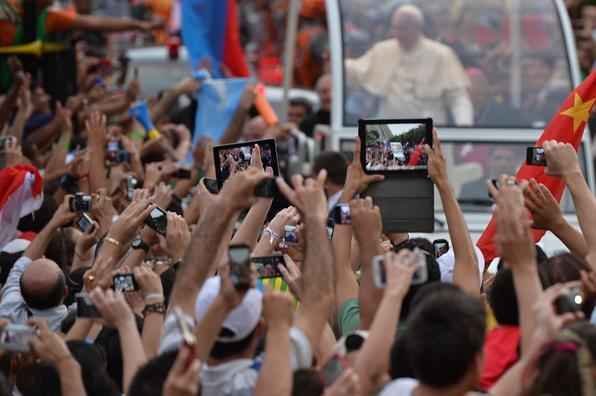 Fiéis registram a passagem do Papa pelo Rio de Janeiro com tablets e celulares - BRAZIL-POPE-WYD-FAITHFULS 
