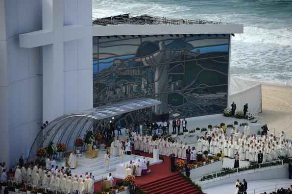 Missa do Envio, celebrada na Praia de Copacabana, no Rio, é a última atividade da JMJ. A celebração reuniu mais de 3 milhões de católicos -  AFP PHOTO / NELSON ALMEIDA 