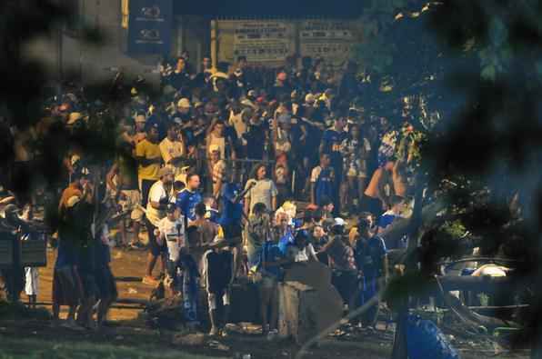  Tocedores do Cruzeiro entraram em confronto no entorno do Mineirão e a festa da comemoração do título do Campeonato Brasileiro 2013 teve que ser adiada  - Alexandre Guzanshe/EM/D.A Press