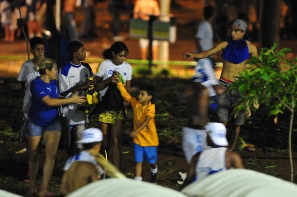  Tocedores do Cruzeiro entraram em confronto no entorno do Mineirão e a festa da comemoração do título do Campeonato Brasileiro 2013 teve que ser adiada  - Alexandre Guzanshe/EM/D.A Press