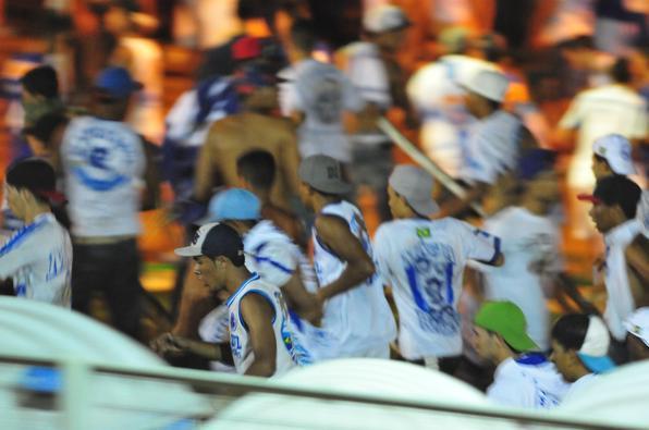  Tocedores do Cruzeiro entraram em confronto no entorno do Mineirão e a festa da comemoração do título do Campeonato Brasileiro 2013 teve que ser adiada  - Alexandre Guzanshe/EM/D.A Press