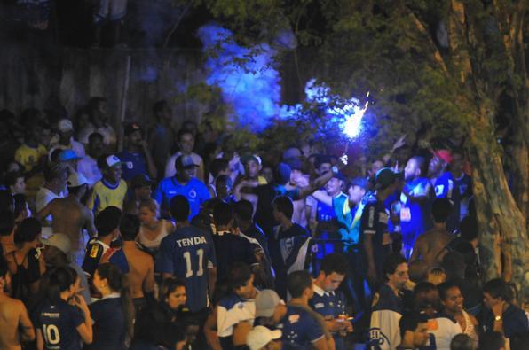  Tocedores do Cruzeiro entraram em confronto no entorno do Mineirão e a festa da comemoração do título do Campeonato Brasileiro 2013 teve que ser adiada  - Alexandre Guzanshe/EM/D.A Press