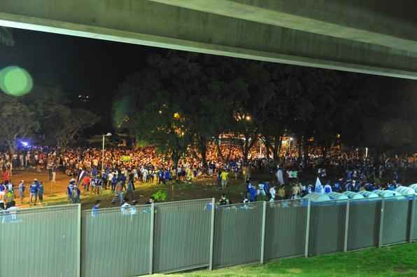  Tocedores do Cruzeiro entraram em confronto no entorno do Mineirão e a festa da comemoração do título do Campeonato Brasileiro 2013 teve que ser adiada  - Alexandre Guzanshe/EM/D.A Press