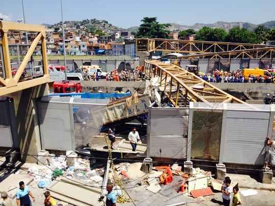Trabalhos de resgate em passarela na Linha Amarela que caiu devido a acidente com um caminhão - Tânia Rêgo/Agência Brasil