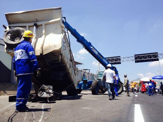 Trabalhos de resgate em passarela na Linha Amarela que caiu devido a acidente com um caminhão - Tânia Rêgo/Agência Brasil