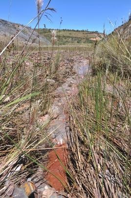 Na foto, a nascente do Rio Maracujá em meio a barragem de dejetos da antiga mineração de topázio na região.