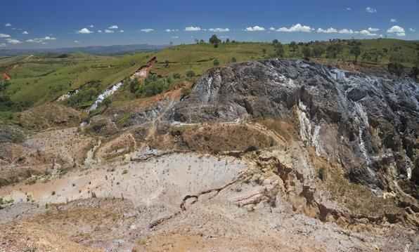 No Vale do Rio Maracujá, em Cachoeira do Campo, assoreamento e barragens de dejetos não impede que a agua brote, ainda que em vale inóspito e degradado pela ação da mineração. Na foto, a nascente do Rio Maracujá em meio a barragem de dejetos da antiga mineração de topázio na região.