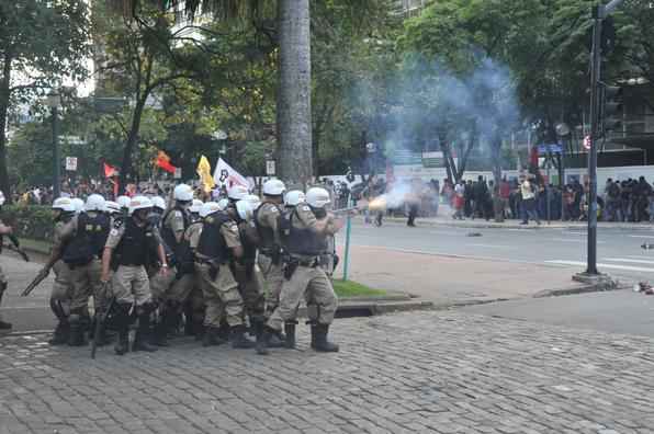 Manifestantes entram em conflito com PM e destroem imóveis na região Centro-Sul de BH - Leandro Couri/EM/D.A.Press