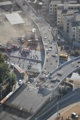 O viaduto que caiu em Belo Horizonte estava em obras. Imagens registradas pela equipe do Estado de Minas mostram o trabalho de resgate das vítimas - Divulgação